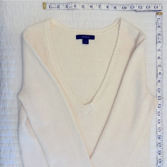 Express V-Neck Long Sleeve Sweater - Picture 5 of 7